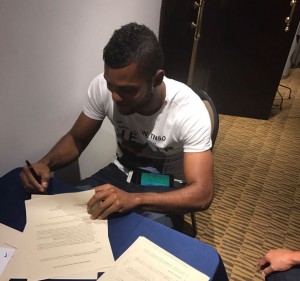 Miguel Borja firma el contrato con Palmeiras